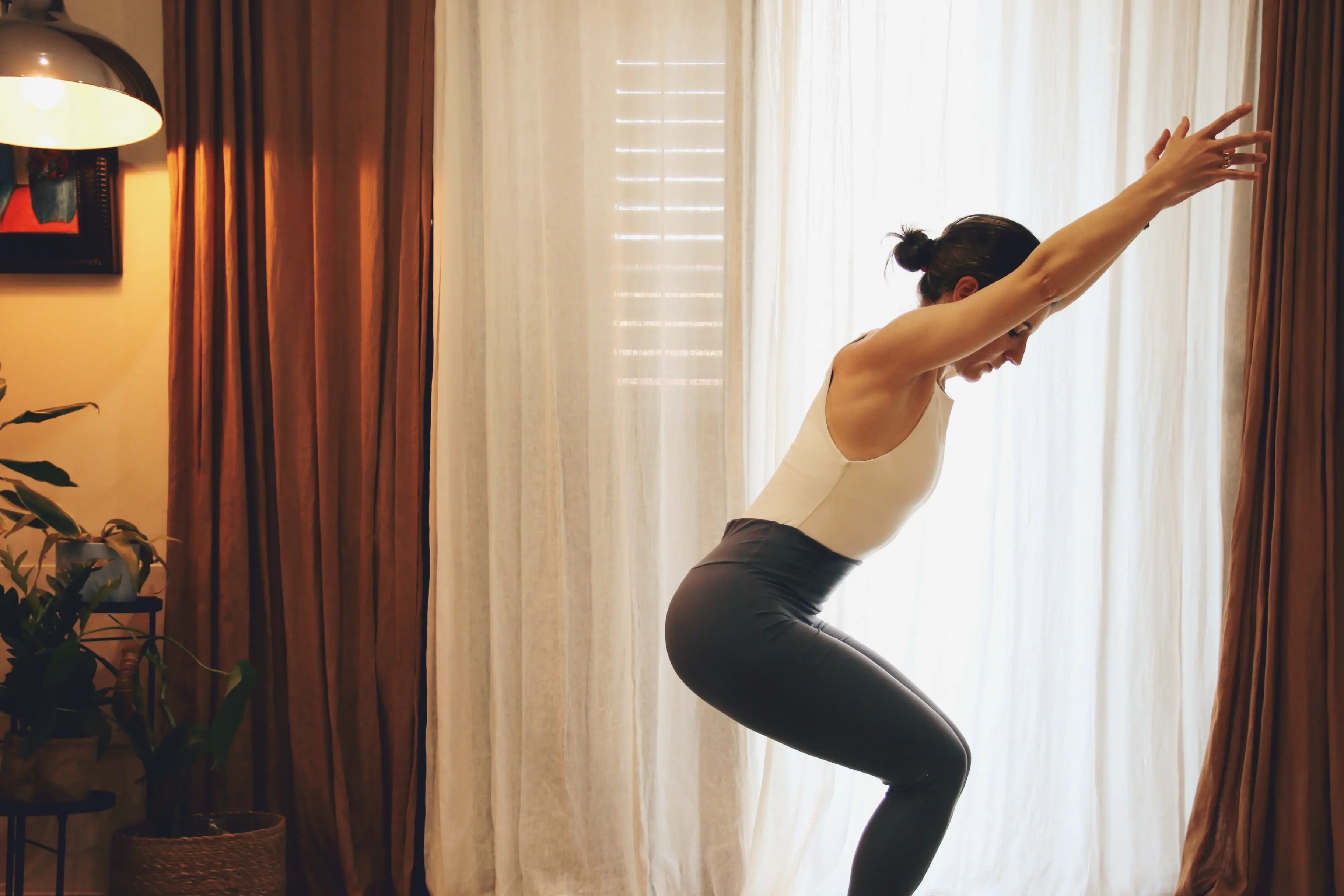 Marina Rubio dando una clase de yoga en directo