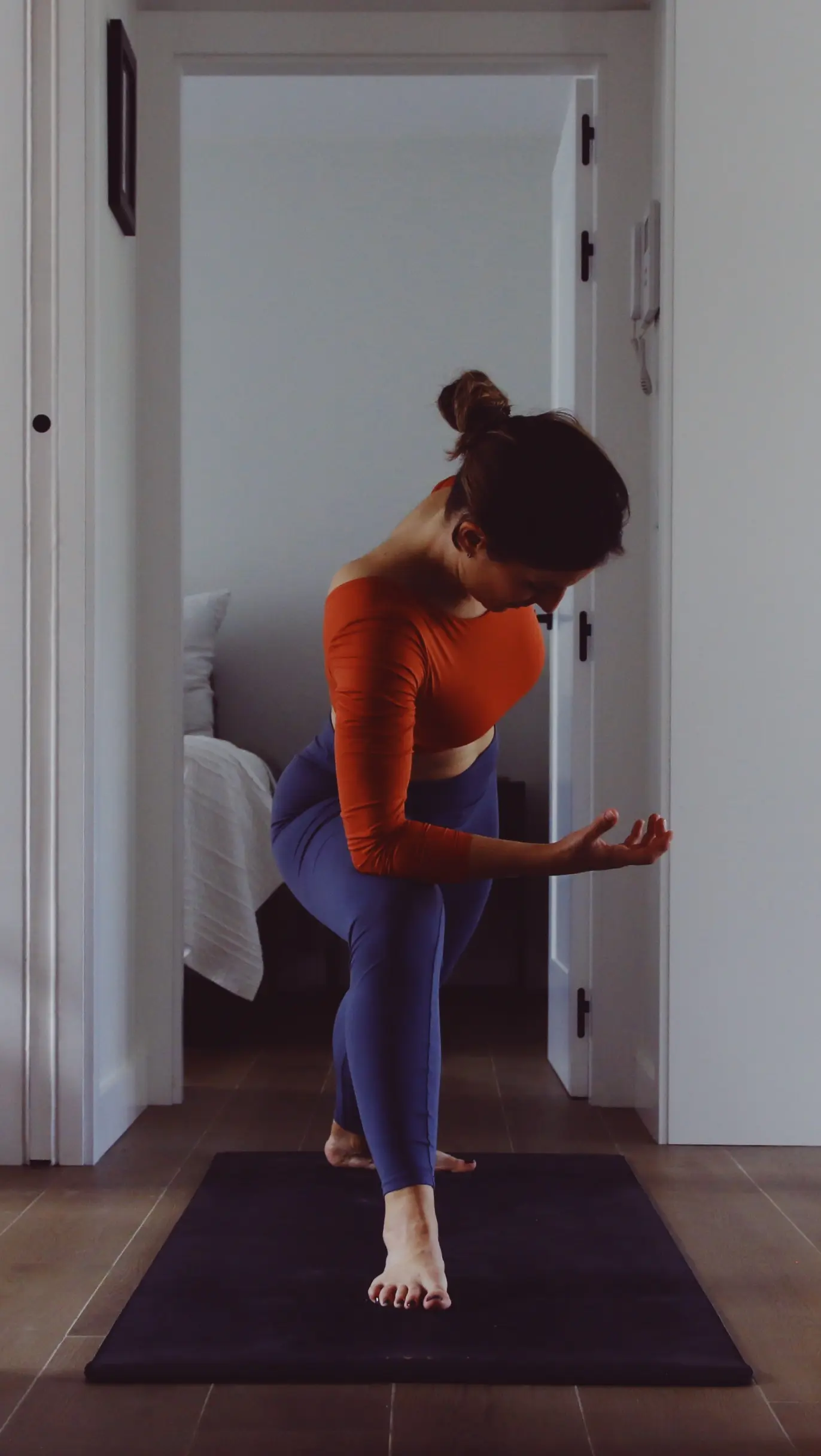 Marina Rubio practicando yoga en un espacio luminoso