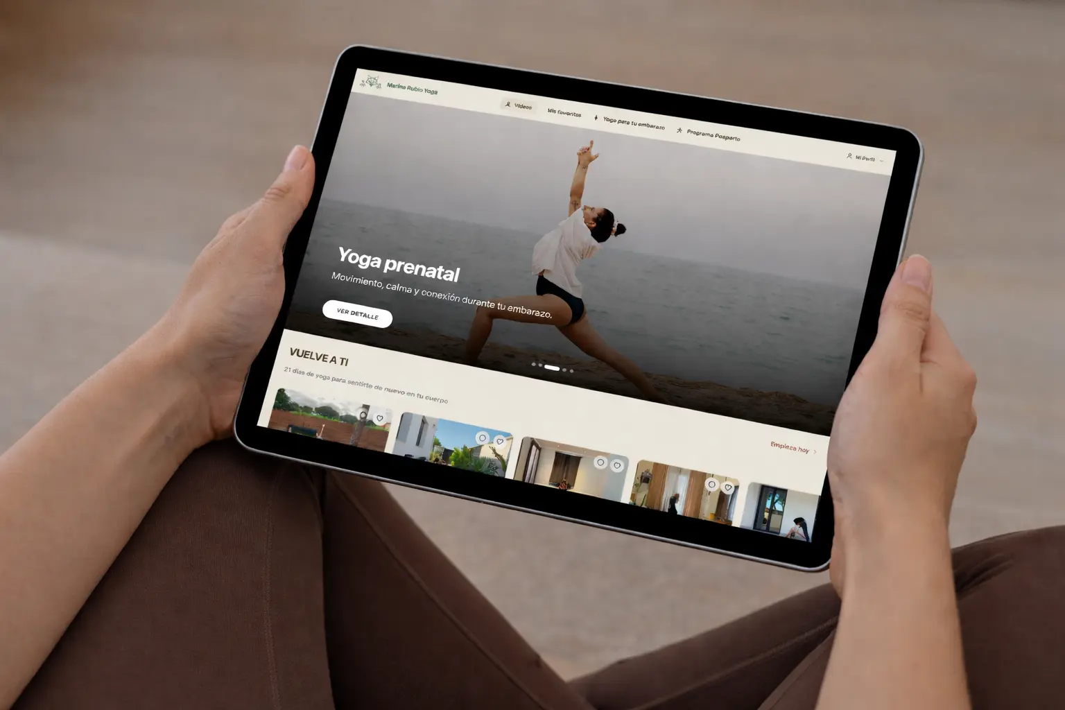 Práctica de yoga en tablet