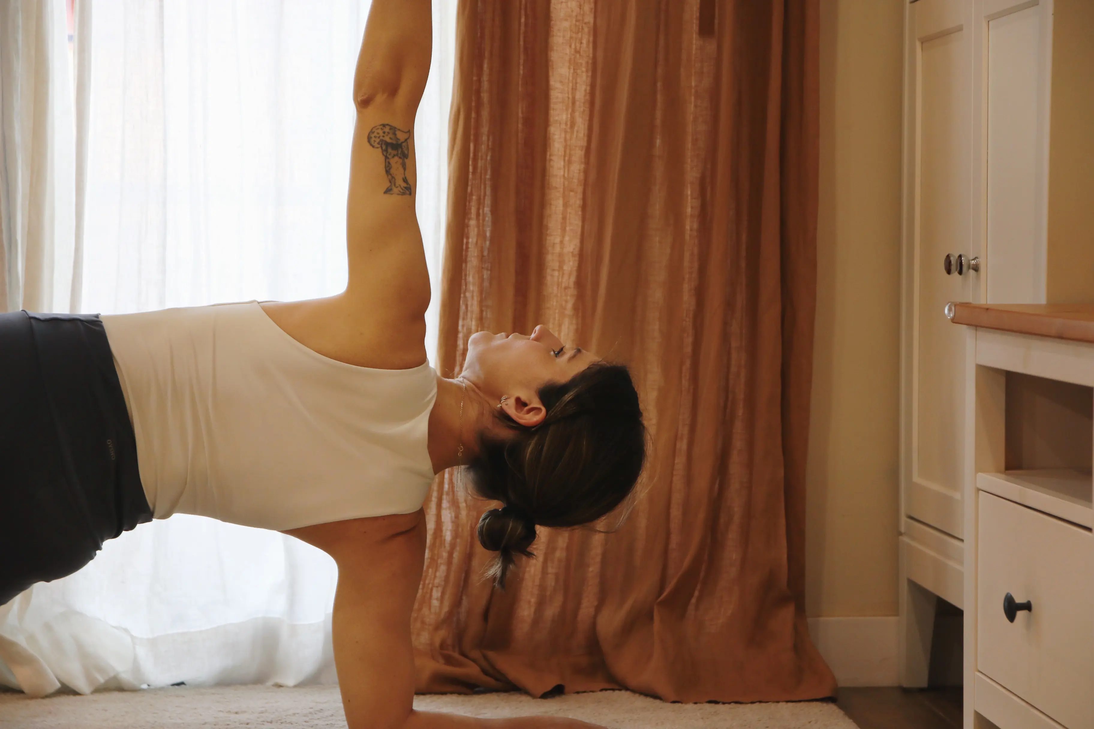 Mujer en etapa postparto practicando yoga